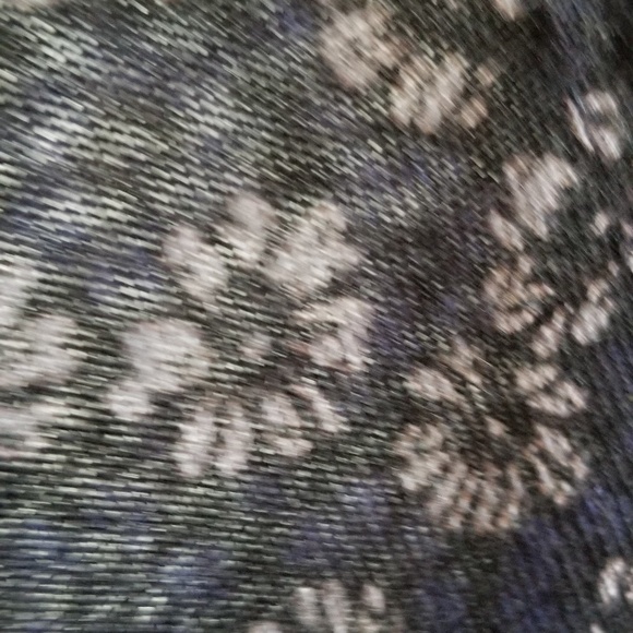 Dressy long sleeeve, light weight, knit top.  EUC - Picture 5 of 7